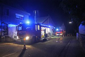 Bild: Die Feuerwehr aus Dirmingen beim Einsatz in der Illinger Stra&amp;szlig;e