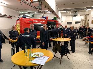 Bild: Zahlreiche Gäste und Mitglieder des Löschbezirks Wiesbach in der Fahrzeughalle im Gerätehaus in Wiesbach