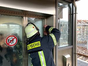 Bild: Die Feuerwehr befreit 5 Jugendliche aus einem Aufzug am Bahnhof in Eppelborn