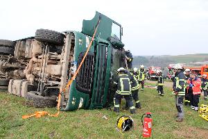 Bild: Die Feuerwehr musste die Frontscheibe heraustrennen, um den verletzten Fahrer zu befreien