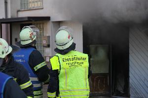 Bild: Dichter Rauch drang aus der Garage im Erdgeschoss des Reihenhauses