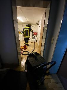 Bild: Mit Hilfe eines Wassersaugers wurde der Keller trocken gelegt