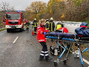 Bild: Feuerwehr, Polizei und Rettungsdienst waren auf der Landstra&amp;szlig;e im Einsatz