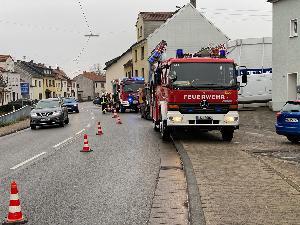 Bild: Gleich zwei mal musste die Feuerwehr zu &amp;ouml;lverschmutzten Stra&amp;szlig;en ausr&amp;uuml;cken, wie hier im Ortsteil Eppelborn