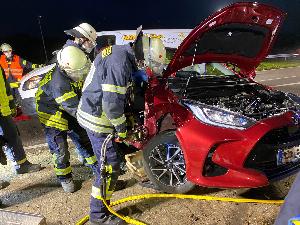 Bild: Schwerer Verkehrunfall im Kreuzungsbereich B269 - Illtalstra&amp;szlig;e: Die Feuerwehr musste die Beifahrerin mit hydraulischen Rettungsger&amp;auml;ten befreien