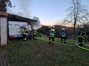 Bild: Brand eines Wohnwagens in Dirmingen