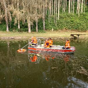 Bild: Üben des Mann-über-Bord-Manöver (MOB) mit Paddel