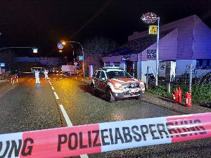 Bild: Die Einsatzstelle wurde abgesperrt und auf Sprengstoffexperten der Polizei gewartet