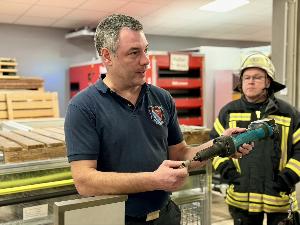 Bild: Der Löschbezirk trainierte die schnelle Türöffnung im Notfall