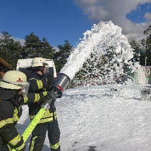 Bild: Löschschaumtraining, hier der Einsatz von Mittelschaum mit einem Kombinationsschaumrohr und mit Mehrbereichsschaumbildner.