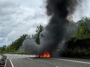 Bild: Kleinbus gerät auf der Autobahn in Brand