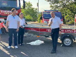 Bild: Neues Flachwasserboot &amp;uuml;bergeben