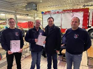 Bild: Sebastian Heinz (ganz links) wurde zum Oberfeuerwehrmann, Stefan Morgenstern (2. von links) zum Hauptlöschmeister befördert