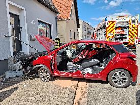 Bild: Feuerwehr befreit Fahrerin nach Verkehrsunfall