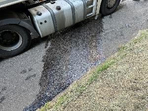 Bild: Auslaufende Betriebsstoffe nach technischem Defekt auf der Autobahn A1