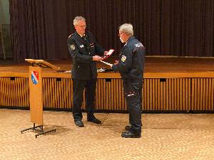 Bild: Wolfgang Braun erhielt das Deutsche Feuerwehrehrenkreuz in Silber vom Vorsitzenden des Kreisfeuerwehrverbandes, Horst Malter