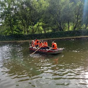 Bild: Üben verschiedene Manöver: Vor-, Rückwärtsrudern, Wenden, …..