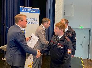 Bild: Verleihung der rheinland-pfälzischen Fluthilfemedaille an ehrenamtliche Einsatzkräfte im Landkreis Neunkirchen (Foto: Landkreis Neunkirchen)