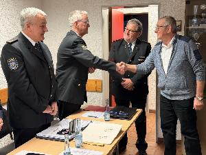 Bild: Zahlreiche Mitglieder des Löschbezirks konnte befördert und ausgezeichnet werden
