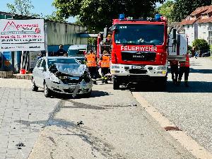 Bild: Auslaufende Betriebsstoffe nach Verkehrsunfall in der Illinger Straße