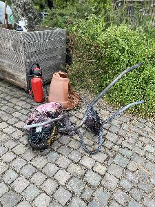 Bild: Auch eine Schubkarre viel dem Feuer zum Opfer