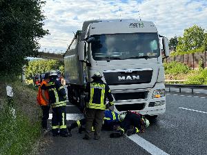 Bild: Auslaufende Betriebsstoffe nach technischem Defekt auf der Autobahn A1