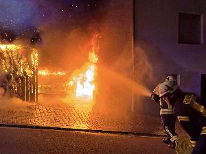 Bild: Brand eines Pkw in einer Garage in der Hierscheider Straße