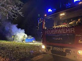 Bild: PKW brennt auf Mitfahrerparkplatz an der BAB1 Anschlussstelle Eppelborn 