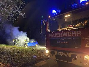 Bild: PKW brennt auf Mitfahrerparkplatz an der BAB1 Anschlussstelle Eppelborn 