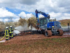 Bild: Mit einem Bagger unterst&amp;uuml;tze die Fachgruppe R&amp;auml;umen des THW den Einsatz