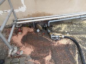 Bild: ca. 600 Liter Heizöl sind aufgrund eines defekten Füllstutzens in die Kanalisation eingedrungen